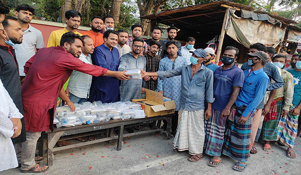 বেগম খালেদা জিয়ার সুস্থতা কামনায় ফরিদপুর কোতয়ালী ছাত্রদলের উদ্যোগে ইফতার সামগ্রী বিতরণ