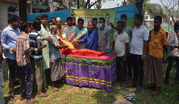 শাজাহানপুরে কর্মহীনদের হাতে ঈদ উপহার তুলে দিল স্বেচ্ছাসেবকদল