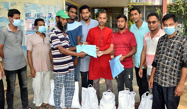 বগুড়া আযিযুল হক কলেজের কর্মকর্তা-কর্মচারীদের মাঝে আকসু ছাত্রদলের ঈদ সামগ্রী বিতরণ