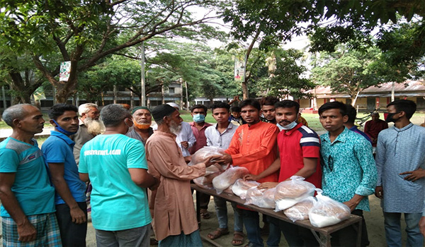 বগুড়ায় শাহসুলতান বিশ্ববিদ্যালয় কলেজের কর্মকর্তা-কর্মচারীদের মাঝে শাকসু ছাত্রদলের ঈদ সামগ্রী বিতরণ