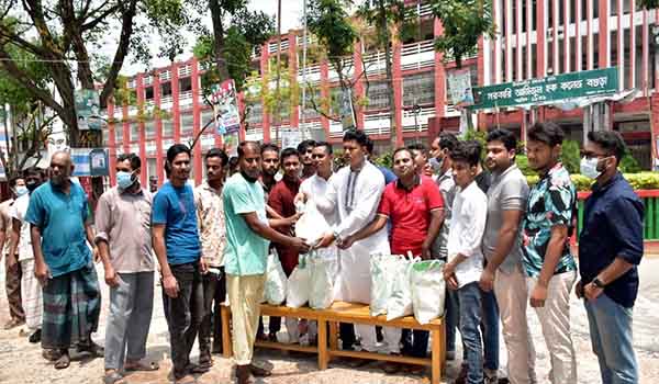 বগুড়ায় আযিজুল হক কলেজের কর্মকর্তা- কর্মচারীদের মাঝে ছাত্রদল নেতা সন্ধানের ঈদ উপহার বিতরণ