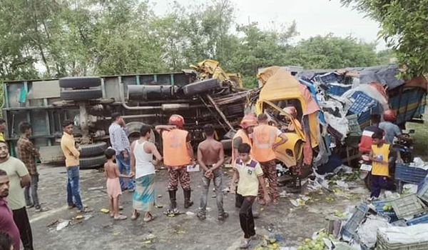 কুষ্টিয়া বাইপাস সড়কে ট্রাক-পিকাপ মুখোমুখি সংঘর্ষ, চালকসহ আহত-৪