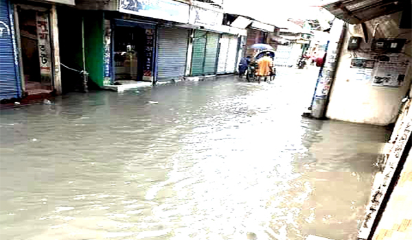 অস্বাভাবিক জোয়ারে ভাসছে উপকূলীয় জেলা বরগুনা