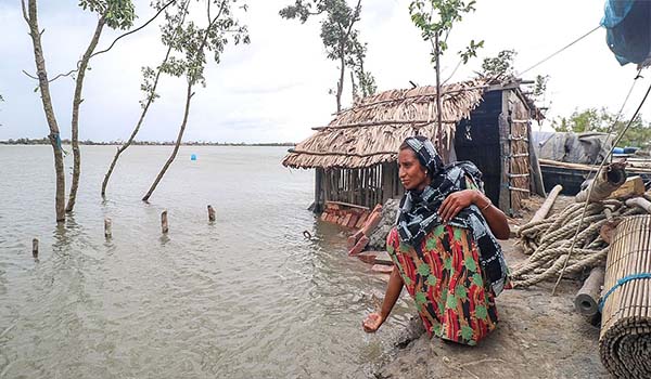 খুলনার তিন উপজেলায় বাঁধ ভেঙে প্লাবিত লোকালয়