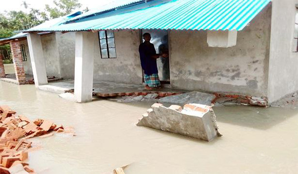 নির্মাণকালেই ভেঙে পড়ল আশ্রয়ণ প্রকল্পের ঘর