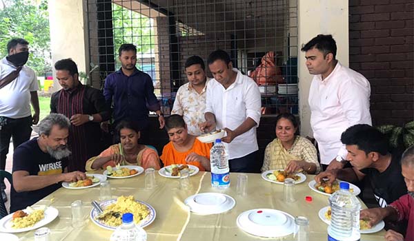 শহীদ রাষ্ট্রপতি জিয়াউর রহমানের শাহাদাত বার্ষিকী উপলক্ষ্যে প্রতিবন্ধী মানুষের মাঝে ছাত্রদলের খাবার বিতরণ