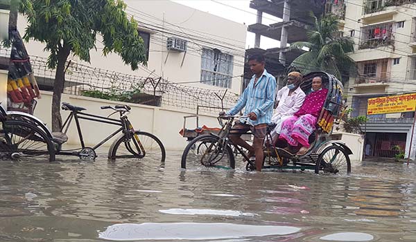 হালকা বৃষ্টিতে চট্টগ্রামের নিম্মঞ্চল পানির নিচে