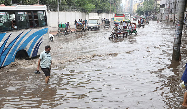 বৃষ্টিতে রাজধানীজুড়ে জলাবদ্ধতা-যানজট