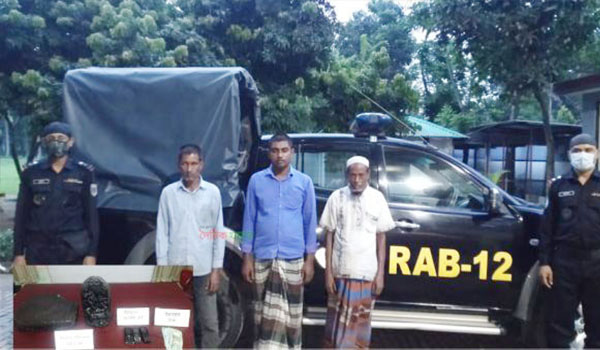 আদমদীঘিতে কষ্টিপাথরের মূর্তি ও বেদী উদ্ধার, আটক ৩