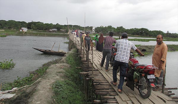 কপোতাক্ষ নদের ওপর হাজার মানুষের বাঁশের সাঁকো