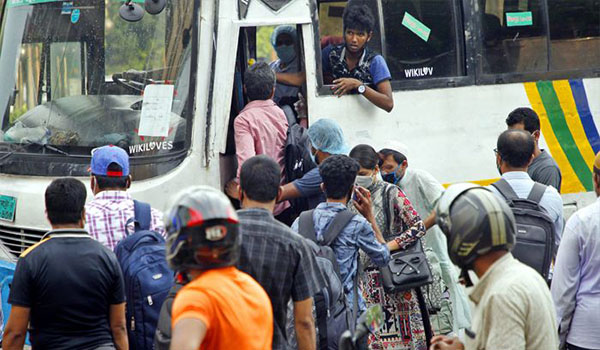 রাজধানীতে বর্ধিত ভাড়াতেও সব সিটে যাত্রী বহন