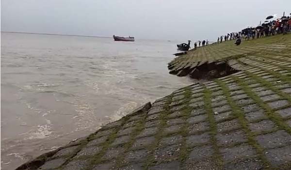 সিরাজগঞ্জ শহর রক্ষা বাঁধে ধ্বসে ১০০ মিটার নদীগর্ভে