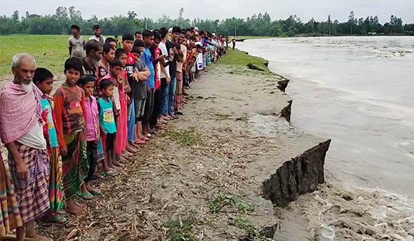 কুড়িগ্রামের ধরলার ভাঙনের কবলে ৪ গ্রাম ভাঙ্গনরোধে ব্যবস্থা নেয়ার দাবিতে মানববন্ধন