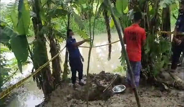 বরগুনায় মাটি খুঁড়ে মা-মেয়ের হাত-পা বাঁধা লাশ উদ্ধার