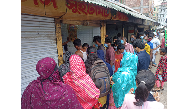 নারায়ণগঞ্জে হঠাৎ গ্যাস সরবরাহ বন্ধ খাবার দোকানে মানুষের উপচে পড়া ভীড় : ভোগান্তি