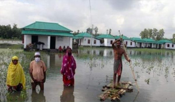 প্রধানমন্ত্রীর দেয়া উপহারের ঘর ‘ভাসছে’ পানিতে!