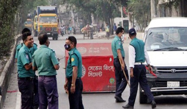 মানিকগঞ্জে চিকিৎসকের গাড়ি আটকালো পুলিশ, এসআই প্রত্যাহার