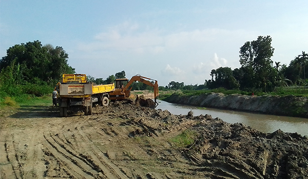 ধামরাইয়ে গাজিখালী নদীর মাটি লুট করছে একটি সিন্ডিকেট চক্র