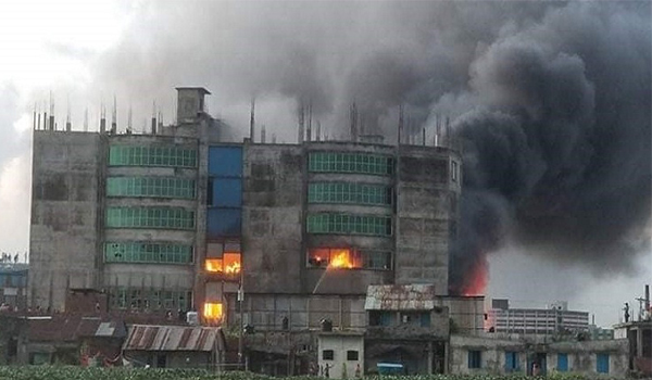 নারায়ণগঞ্জে এখনো নিয়ন্ত্রণে আসেনি আগুন, ভবনে ফাটল