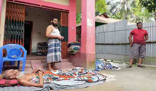 অসুস্থ পিতাকে ঘরের বাইরে ফেলে রাখলো সন্তানরা