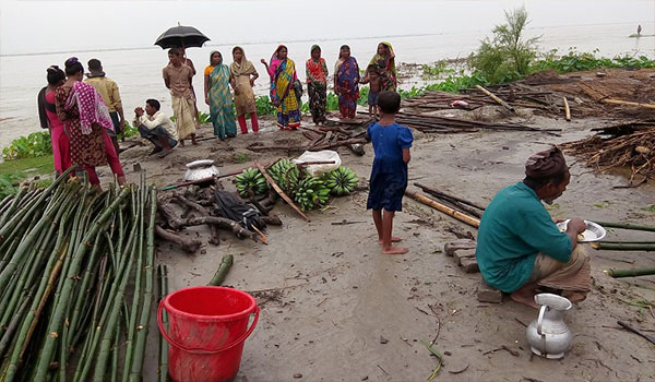 দুর্ভোগে তিস্তাপাড়ের বানভাসিরা তিস্তাপাড়ে পানিবন্দি অন্তত ৪ হাজার পরিবার