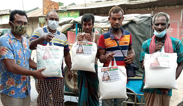 বিএনপি নেত্রী ফরিদা ইয়াসমিনের উদ্যোগে ভেড়ামারায় খাদ্য সামগ্রী বিতরণ