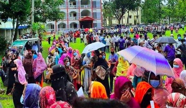 কুষ্টিয়া জেনারেল হাসপাতালে করোনার টিকা নিতে উপচে পড়া ভিড়