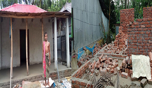 আগৈলঝাড়ায় নির্মাণকালে ধসে পড়া প্রধানমন্ত্রীর দেয়া ঘরের নির্মাণ কাজ শেষ হয়নি একবছরেও