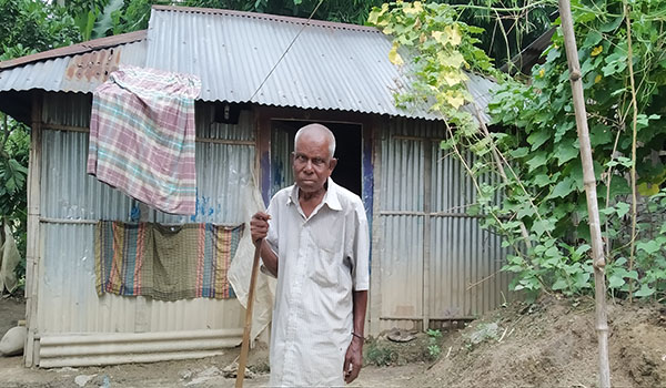 চেয়ারম্যান মেম্বার বলে বয়স্ক ভাতার বয়স হয়নি, তাই ভিক্ষা করে সংসার চালাই- নরী শব্দকর