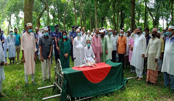 কাপাসিয়ায় রাষ্ট্রিয় মর্যাদায় মুক্তিযোদ্ধা আনোয়ার হোসেনের দাফন সম্পন্ন