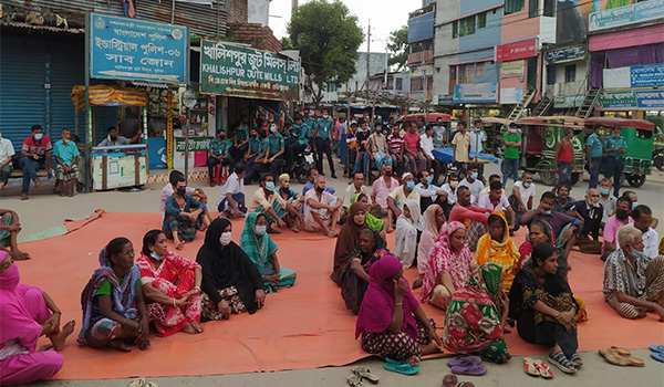 পাওনার দাবিতে পাটকল শ্রমিকদের মিলগেটে অবস্থান কর্মসুচি অনুষ্ঠিত