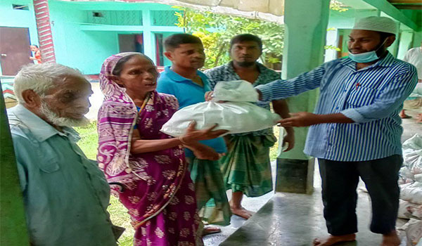 জুড়ীতে কর্মহীন মানুষের মাঝে ফ্রান্স বিএনপি নেতার খাদ্য সামগ্রী বিতরণ