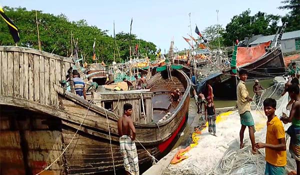 নদীতে কাঙ্খিত ইলিশ না পাওয়ায় হতাশ হাতিয়ার জেলেরা