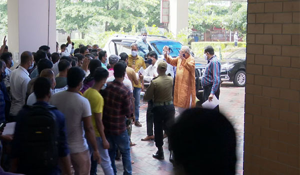 হাসপাতালে টিকা নিতে এসে বিড়ম্বনায় প্রবাসীরা, হট্টগোল