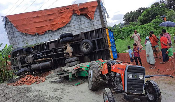 কুমিল্লায় বালু বোঝাই ট্রাক্টরে কাভার্ডভ্যানের ধাক্কা, নিহত- ৩