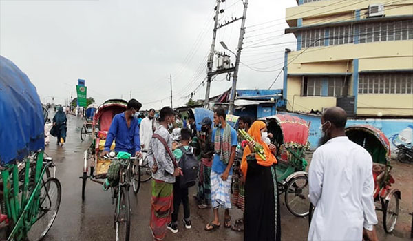 হেঁটে-রিকশা-ভ্যানে এখনো ঢাকায় ফিরছে মানুষ