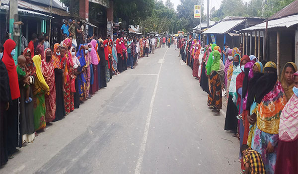 ভিজিএফ বিতরণ ও চেয়ারম্যানের অপসারণ দাবীতে রাজারহাটে মানববন্ধন