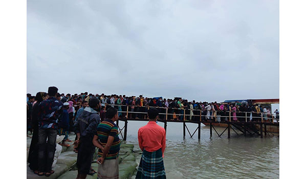 হাতিয়ার ঘাটে শ্রমিকদের ঢল, ঝুকি নিয়ে নদী পারাপার