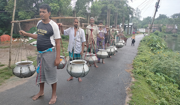 আদমদীঘিতে রেনু পোনা বহন করে ভাগ্য বদল