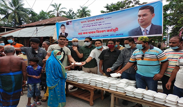 খুলনায় লকডাউনে কেন্দ্রীয় বিএনপি নেতা বকুলের উদ্যোগে দুস্থ মানুষের মাঝে খাদ্য বিতরণ