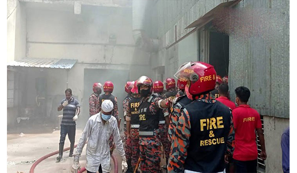 রূপগঞ্জে কারখানায় আগুন : নিয়ন্ত্রণে ফায়ার সার্ভিসের ৫ ইউনিট