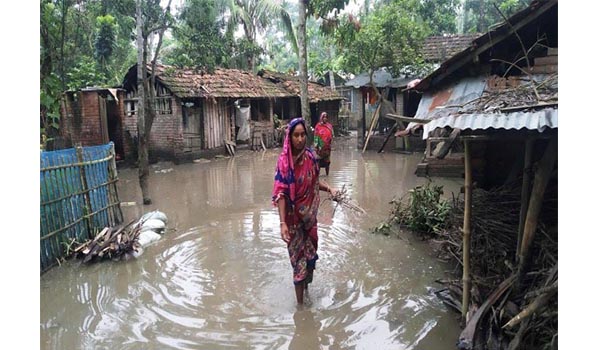 কেশবপুরে পানিবন্দি হয়ে শতাধিক পরিবারের মানবেতর জীবন-যাপন