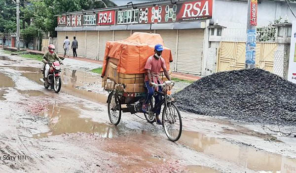 কুষ্টিয়ার পৌর এলাকায় সড়কে নামলেই ভোগান্তি