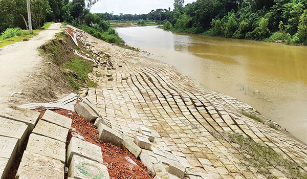 হালদা পাড়ে পাউবোর ১৫৭ কোটি টাকার প্রকল্প নির্মাণের ১৫ দিনের মাথায় ধস