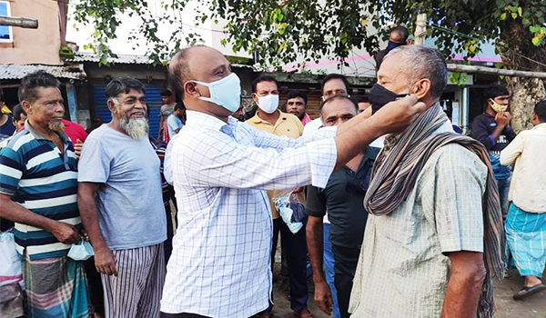 তারেক রহমানের নির্দেশনায় দামুড়হুদায় বিএনপি'র মাস্ক বিতরণ