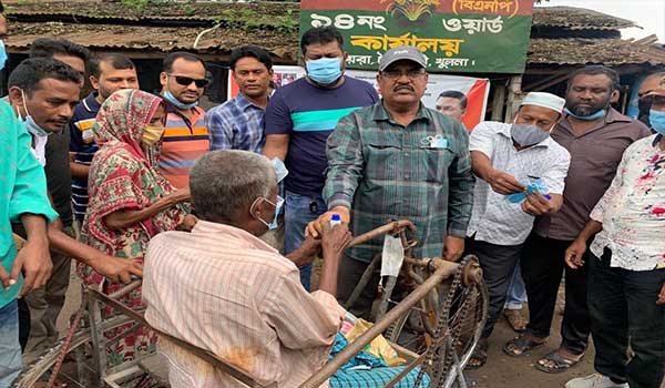 খুলনায় কেন্দ্রীয় বিএনপি নেতা রকিবুল ইসলাম বকুলের উদ্যোগে পথচারী মাঝে স্বাস্থ্য সুরক্ষা সামগ্রী বিতরণ