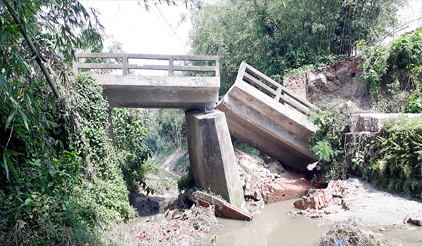 ব্রিজ ভেঙে খালে, দুর্ভোগে ৫০ হাজার মানুষ