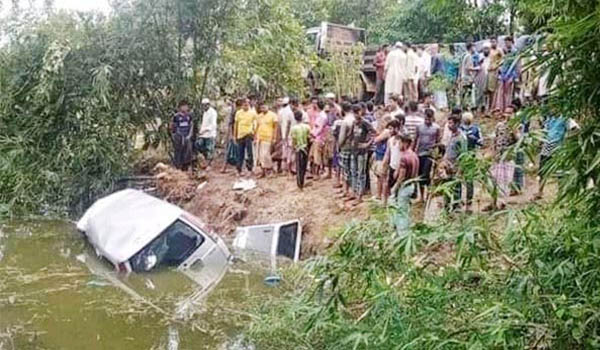 কক্সবাজারে নিয়ন্ত্রণ হারিয়ে মাইক্রোবাস পুকুরে, নিহত- ৬