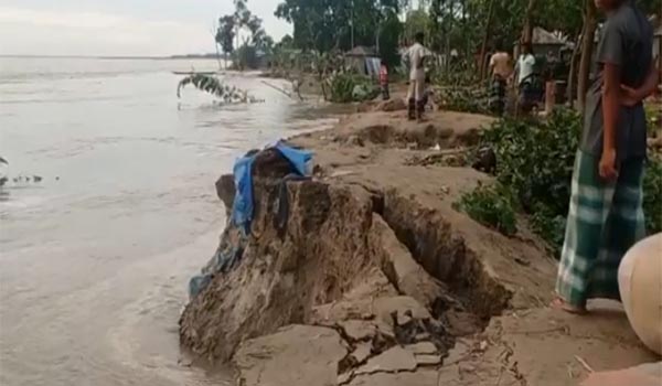 সিরাজগঞ্জে যমুনা নদীর পানি বৃদ্ধি পেয়ে বিপদসীমা ছুঁই ছুঁই