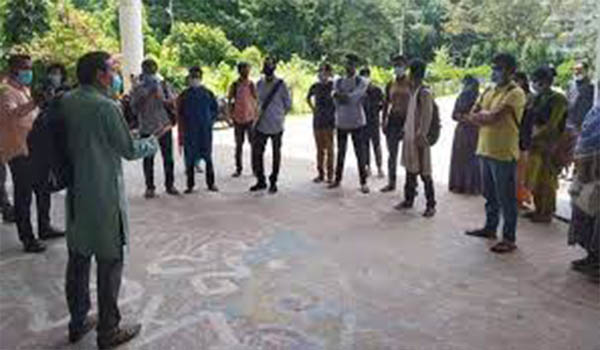 গাছতলার ক্লাস নেয়ার ঘোষণা দিয়ে প্রত্যাহার করলেন চবির সেই শিক্ষক